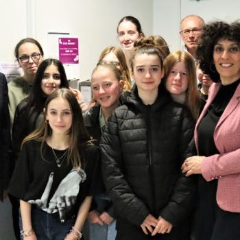 Précarité menstruelle : 100 % des collèges publics équipés en distributeurs de protections périodiques