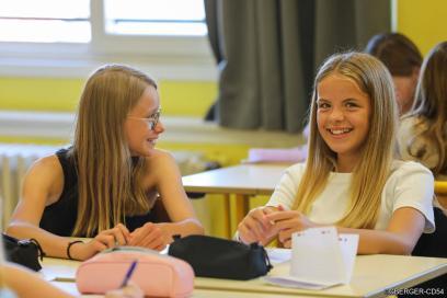 Collégiennes en classe - Agrandir l'image, fenêtre modale