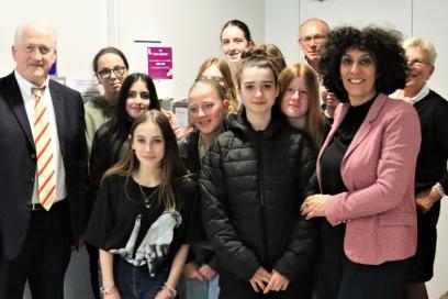 Précarité menstruelle : 100 % des collèges publics équipés en distributeurs de protections périodiques - Agrandir l'image, fenêtre modale